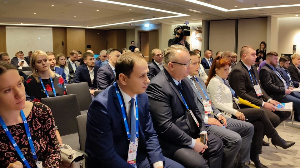 Глава Алчевска Альберт Апшев (на фото слева) на форуме "Интеграция 2024"