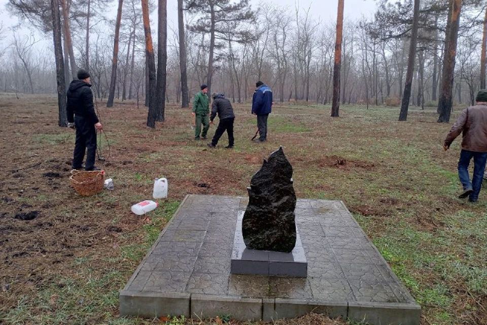Херсонские лесники навели порядок у памятника герою войны Фото: минприроды ХО