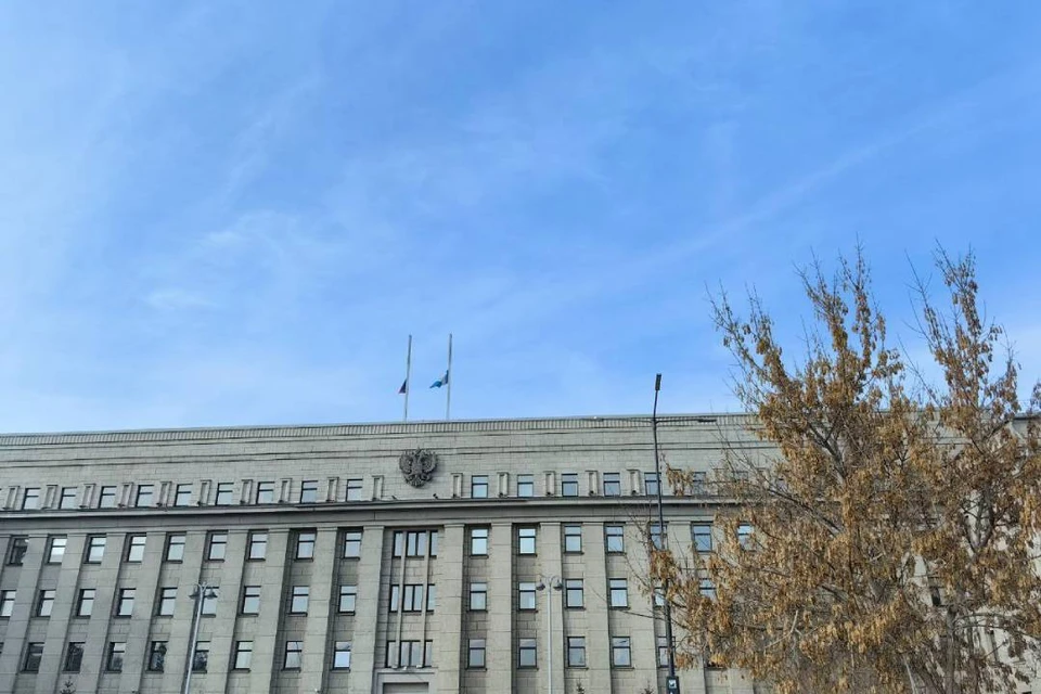 В центре Иркутска на зданиях приспущены флаги.