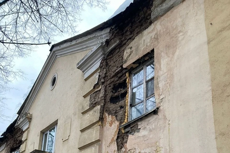 22 марта у аварийной двухэтажки в Ярославле обрушилась часть фасада.