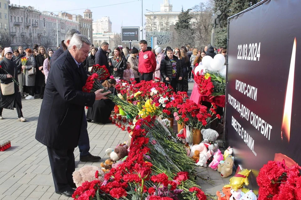 Глава региона вместе с ростовчанами возложил цветы к стихийному мемориалу в донской столице. Фото: телеграм-канал Василия Голубева
