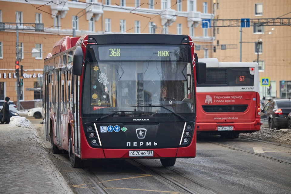 На маршрутных аншлагах пермских автобусов появилась надпись «скорбим».