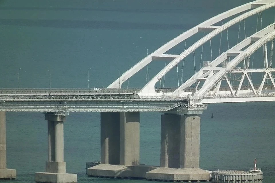 Перед Крымским мостом стоят 430 машин