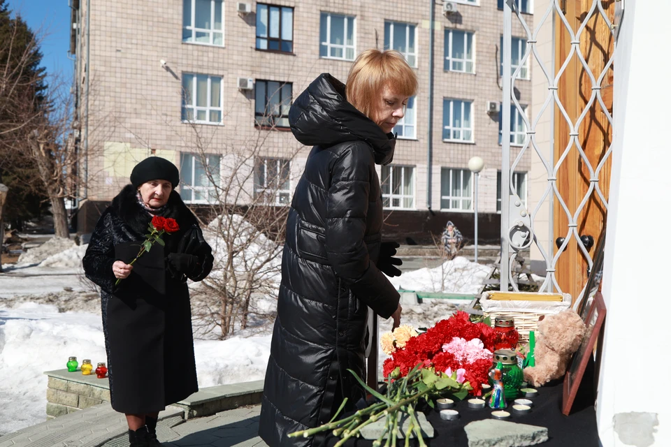 Жители Барнаула приносят цветы к мемориалу