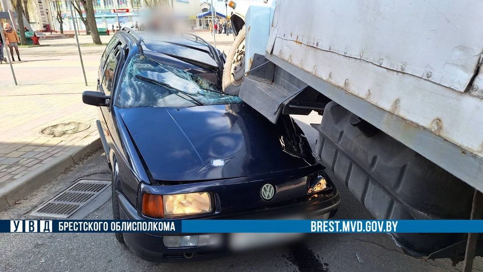 В Кобрине грузовик ГАЗ врезался в Volkswagen, который стоял на светофоре. Фото: телеграм-канал УВД Брестского облисполкома