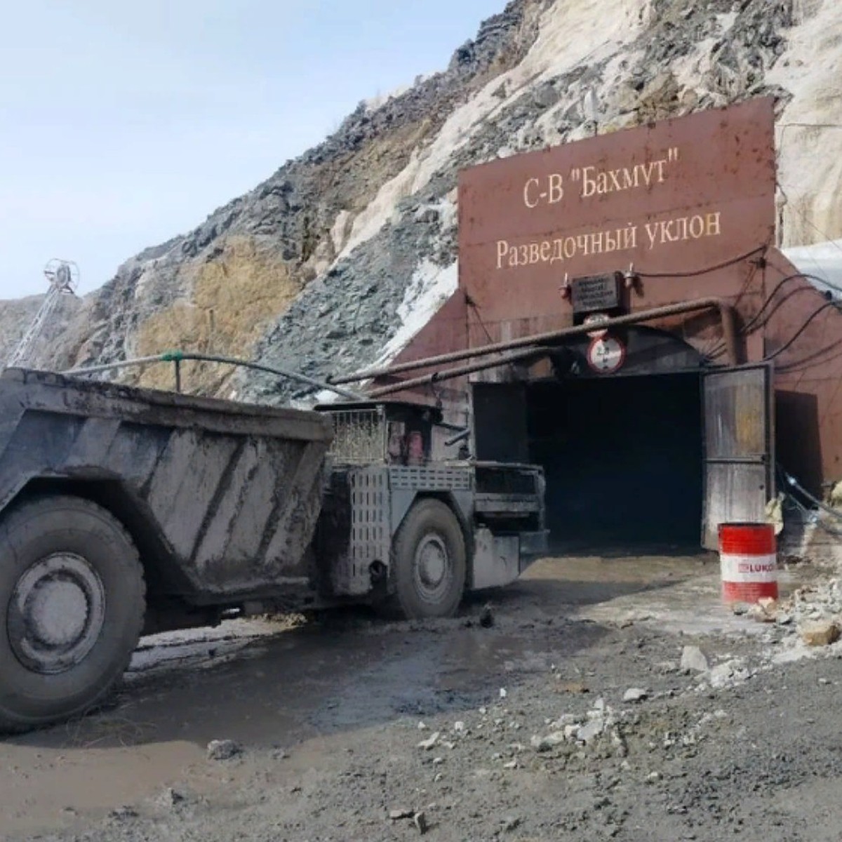 Рудник «Пионер», где заблокированы 13 горняков, продолжает обваливаться -  KP.RU