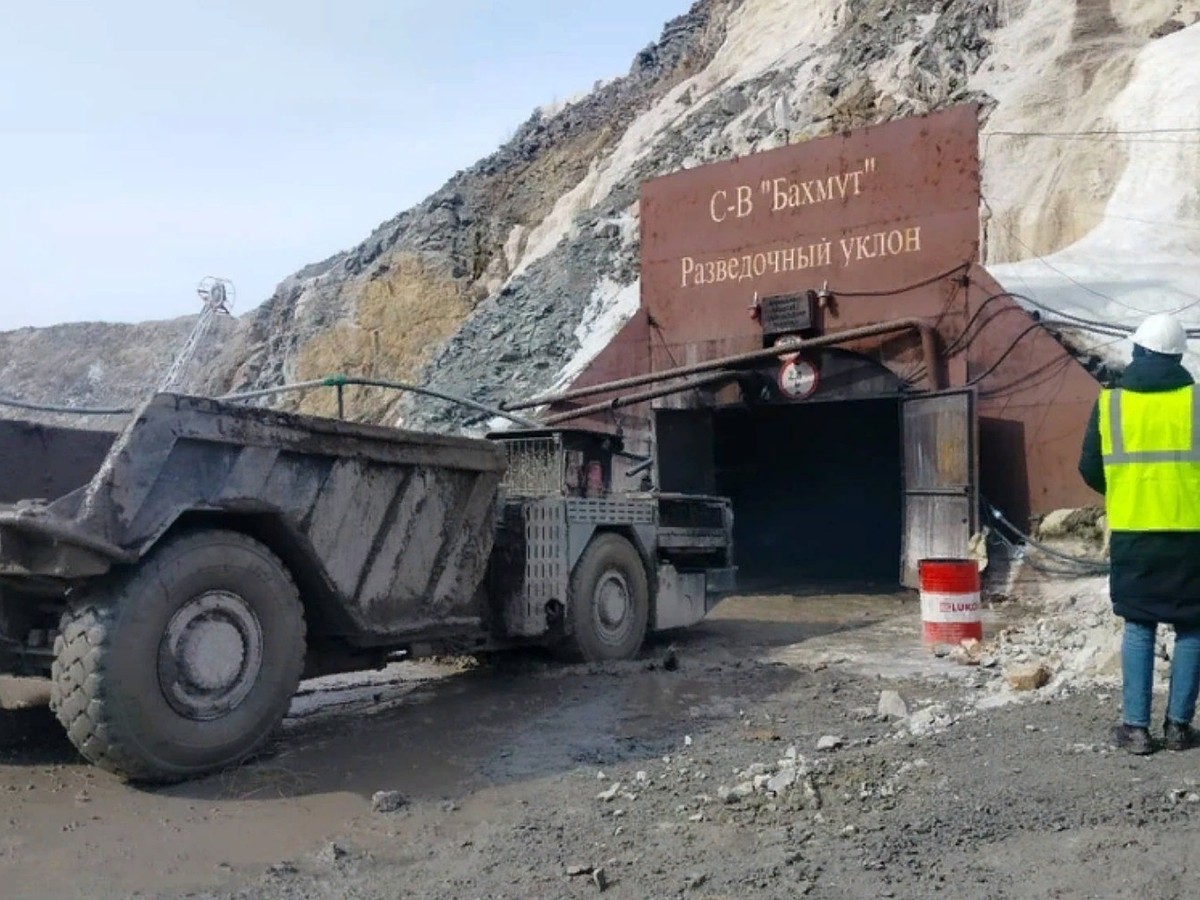 Рудник «Пионер», где заблокированы 13 горняков, продолжает обваливаться -  KP.RU