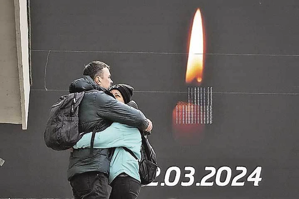 В день траура по жертвам теракта вся Россия превратилась в одну свечу памяти. Фото: Dmitri Lovetsky/AP