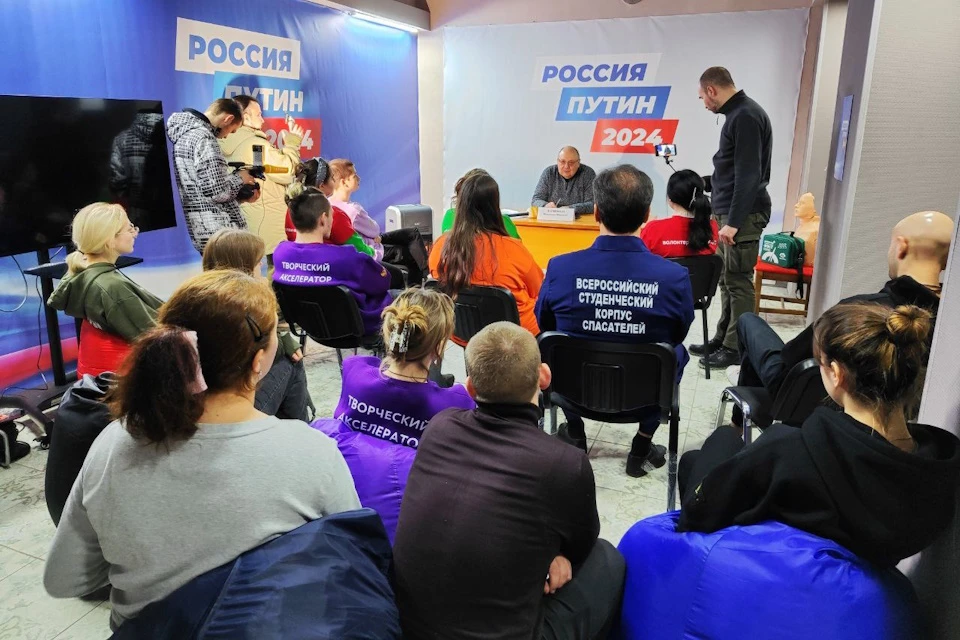 Доверенные лица встречались с жителями и проводили приемы. Фото: избирательный штаб Владимира Путина в ХО