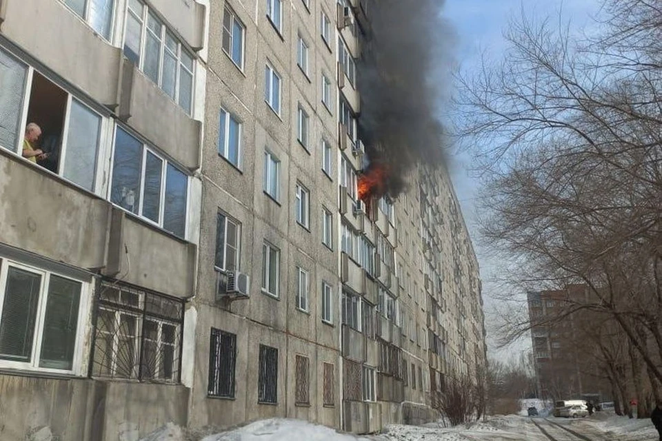 В Новосибирске вспыхнула квартира в девятиэтажке на Богаткова.