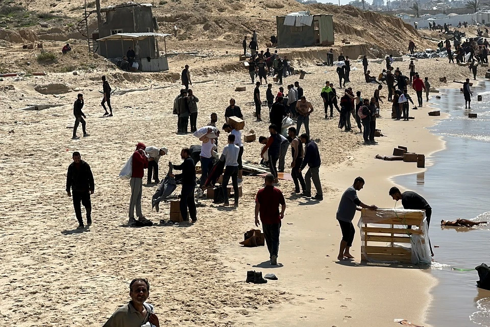 Власти Газы сообщили о гибели 18 человек из-за ошибки при сбросе гумпомощи