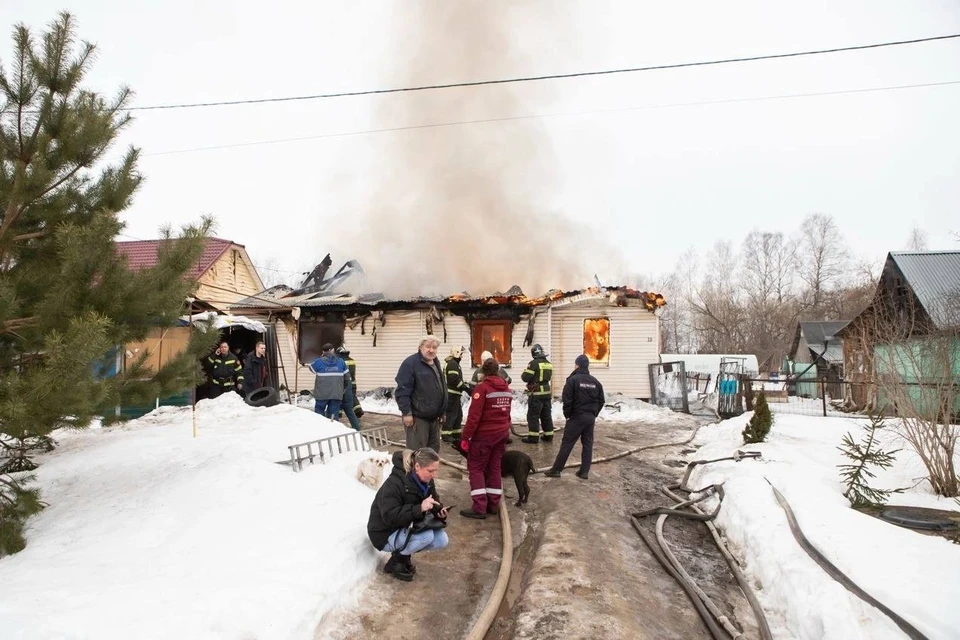 В Туле на улице Скуратовской сгорел частный дом. Фото: Telegram-канал «Тула с огоньком».