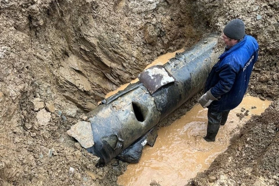 В Первоуральске специалисты ремонтируют поврежденный водовод. Фото: глава города Игорь Кабец