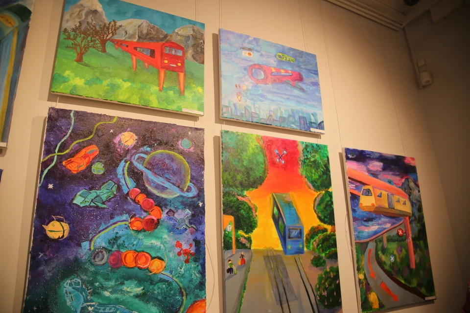 В Красноярске открылась художественная выставка о городских троллейбусах
