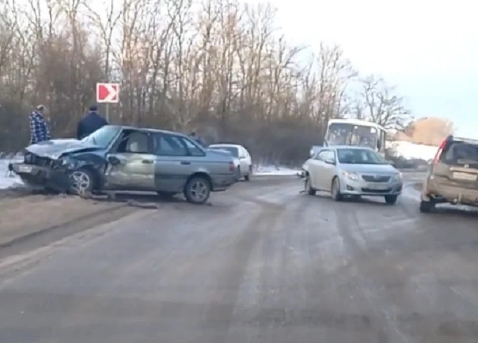 Две легковушки столкнулись на трассе на выезде из Болохово Тульской области. Фото: "подслушано в Болохово".