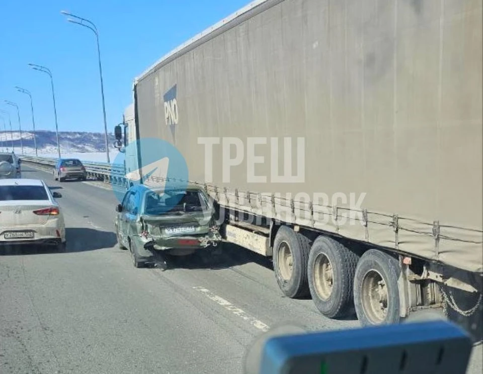 Информация о пострадавших в ДТП на Президентском мосту уточняется. Фото телеграм-канал Треш Ульяновск