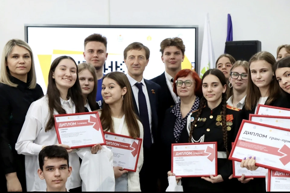 Александр Живайкин поздравил победителей регионального конкурса "Ученик года-2024"