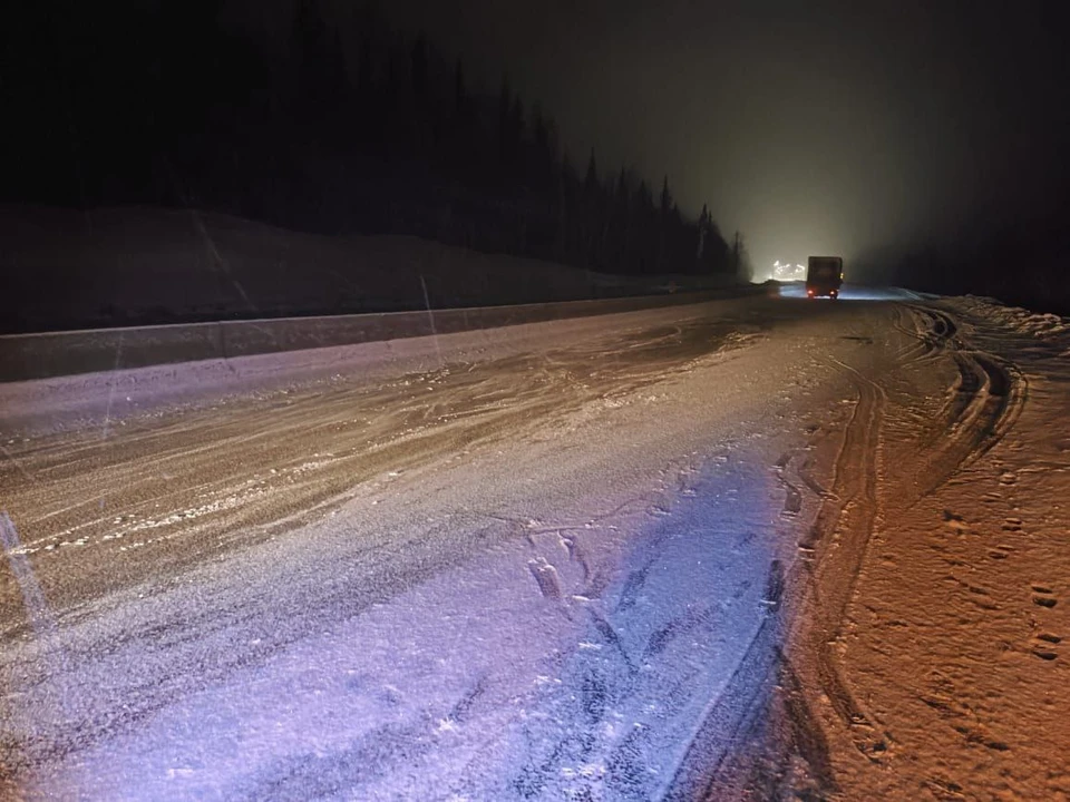 Дорожные условия также осложнены снегом на 228 километре трассы Пермь-Екатеринбург. Фото: ГИБДД Свердловской области