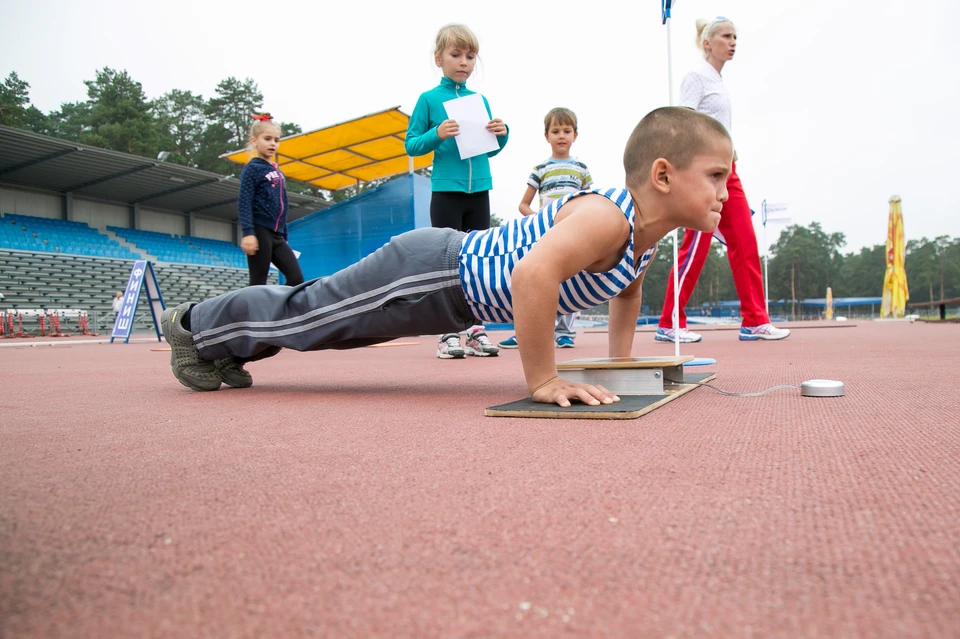 К занятиям физкультурой и спортом нужно приучать с детства.