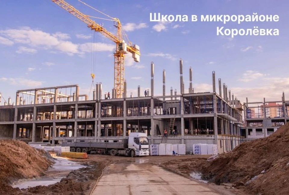 Сейчас специалисты выполняют монтаж железобетонных конструкций. Фото: пресс-служба правительства Смоленской области.