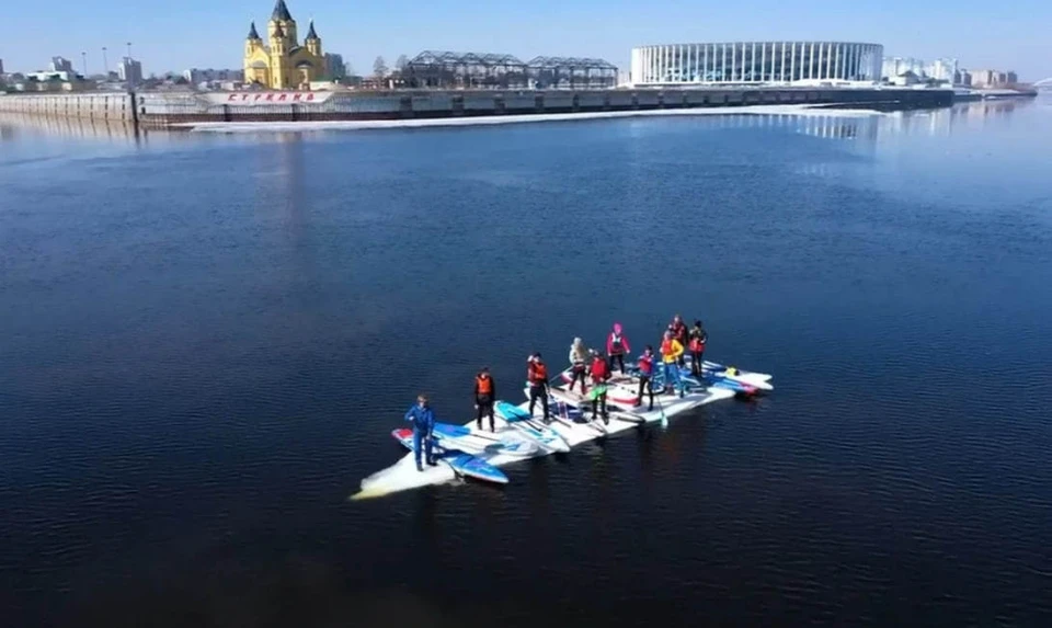 Сап-серферы угнали дрейфующую льдину в Нижнем Новгороде. Фото: Игорь Иванов.