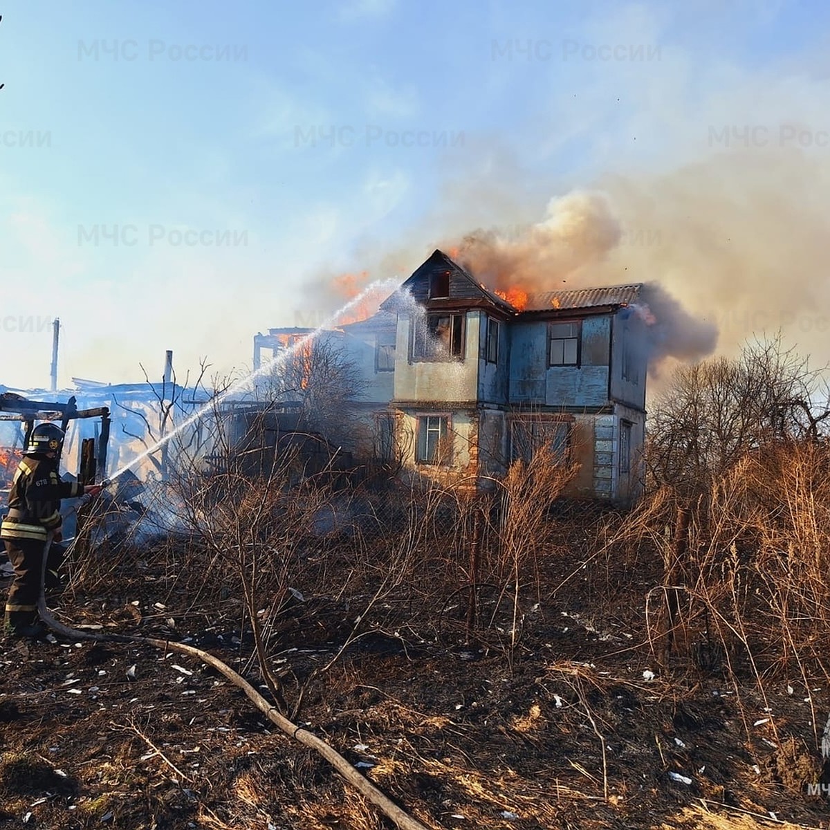 В Орловской области сгорели две дачи и сарай - KP.RU