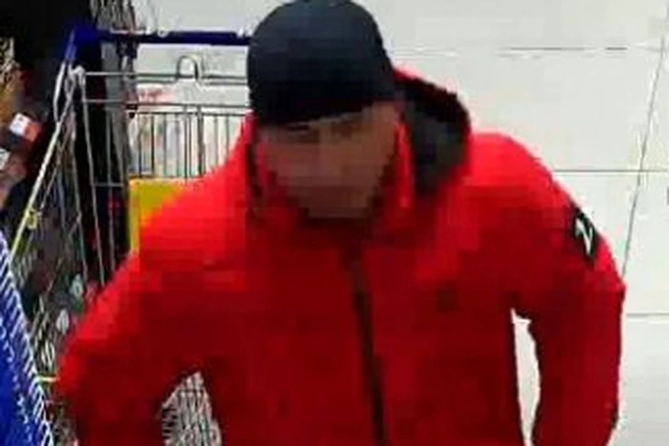 В Новосибирске ищут мужчину в красной куртке, укравшего банковскую карту. Фото: ГУ МВД России по Новосибирской области