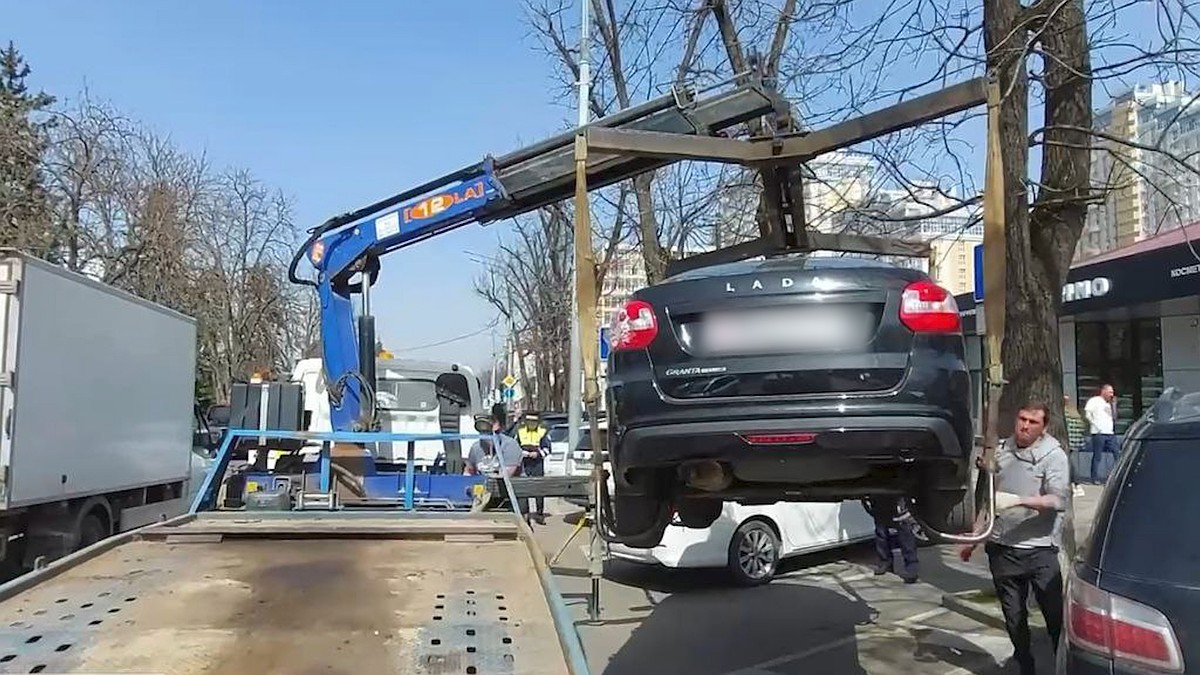 В Краснодаре в первый день эвакуаторы увезли на штрафстоянку 16 автомобилей  - KP.RU