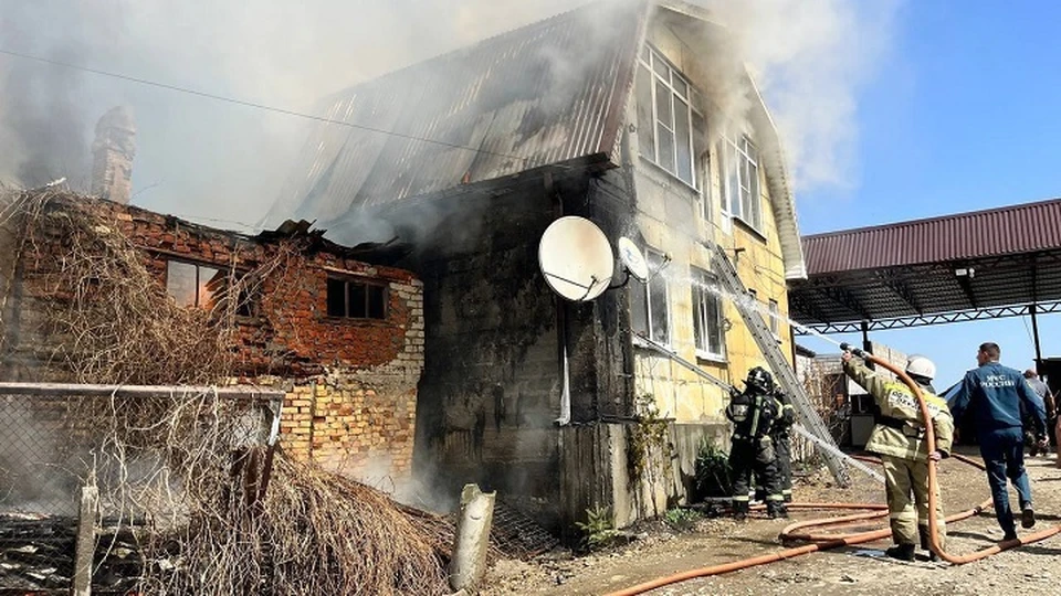 Пожар в частном домовладении на Ставрополье локализован на площади 400 кв. м. Фото: оперативные службы МЧС