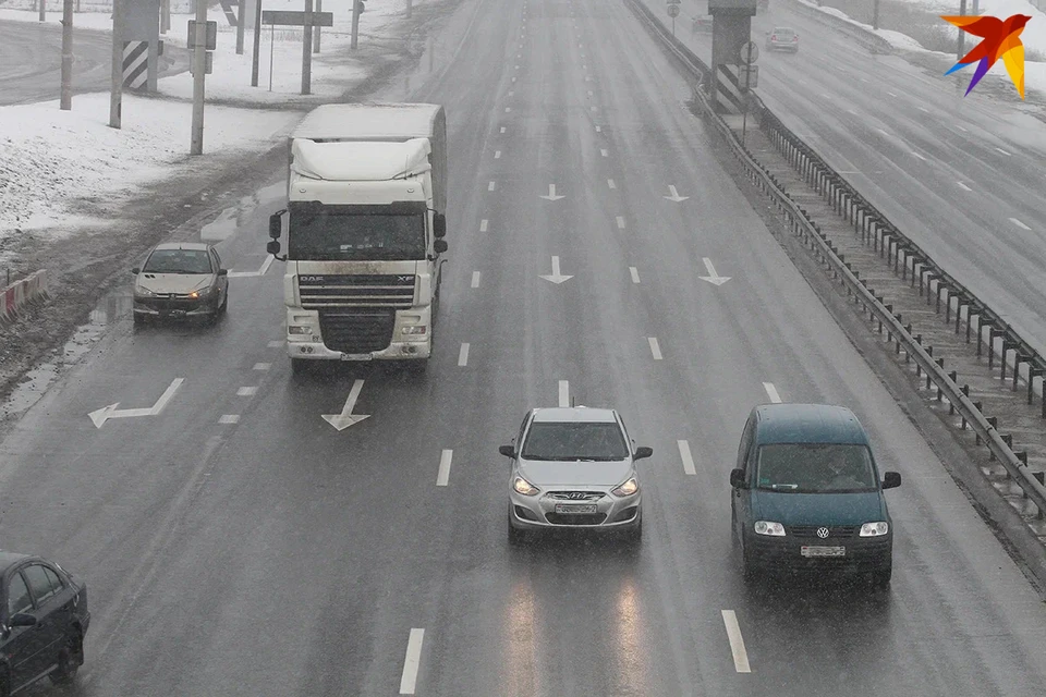 Белорусы могут пожаловаться на состояние автодорог в Комитет госконтроля. Снимок носит иллюстративный характер.