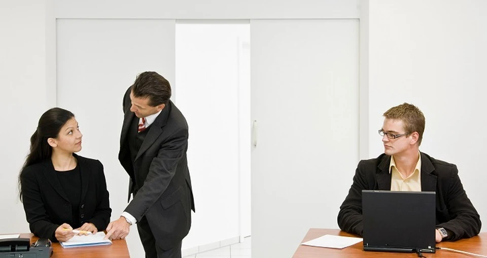Что делать, если мужчина ревнует к коллегам? Фото: Envato Elements