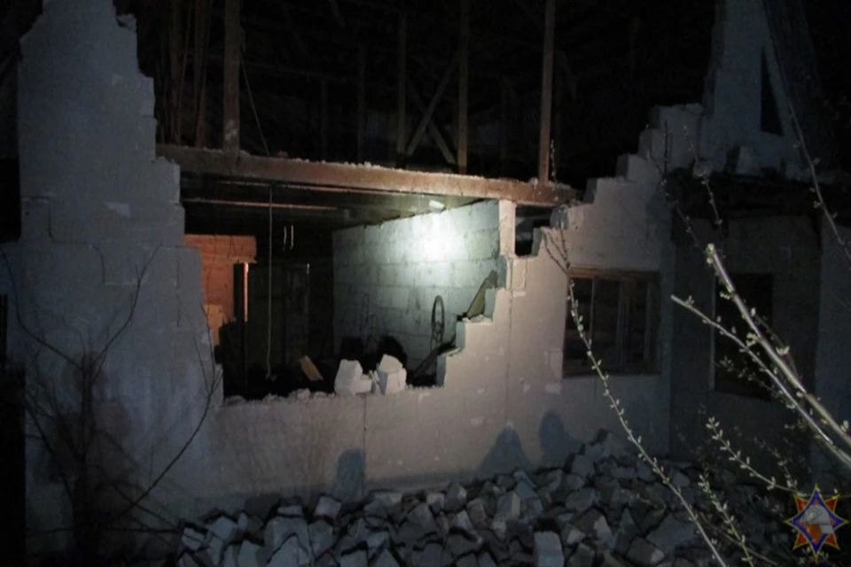 В Гомеле обрушилась часть стены жилого дома. Фото: МЧС Беларуси