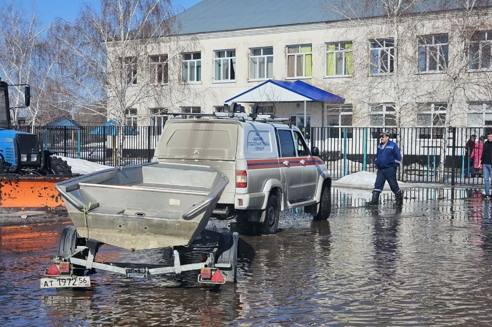 Заседание состоялось в селе Краснохолм, где из-за резкого подъема уровня воды в реке Черной и затопления населенного пункта действует режим ЧС