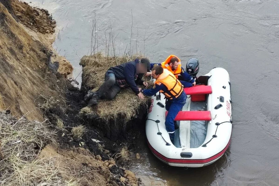 73-летний пенсионер вместе с грунтом упал в реку Дон под Липецком