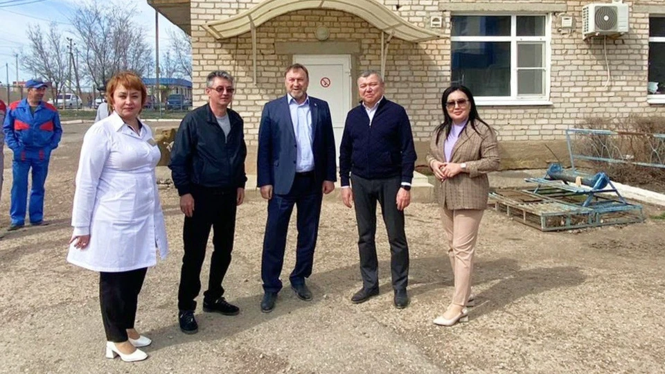 Министр здравоохранения Астраханской области посетил село Красный Яр, где проинспектировал ход ремонтных работ в поликлинике