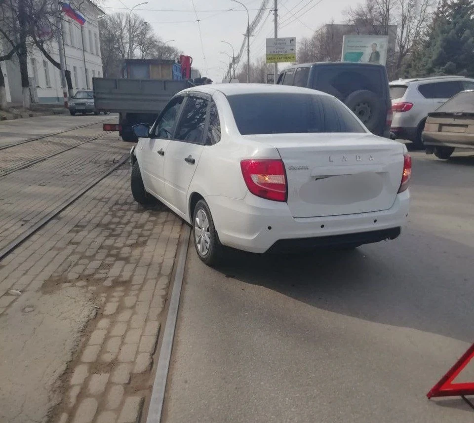 В Ульяновске на улице Спасской на трамвайных путях столкнулись два автомобиля. Фото телеграм-канал Ульяновскэлектротранс