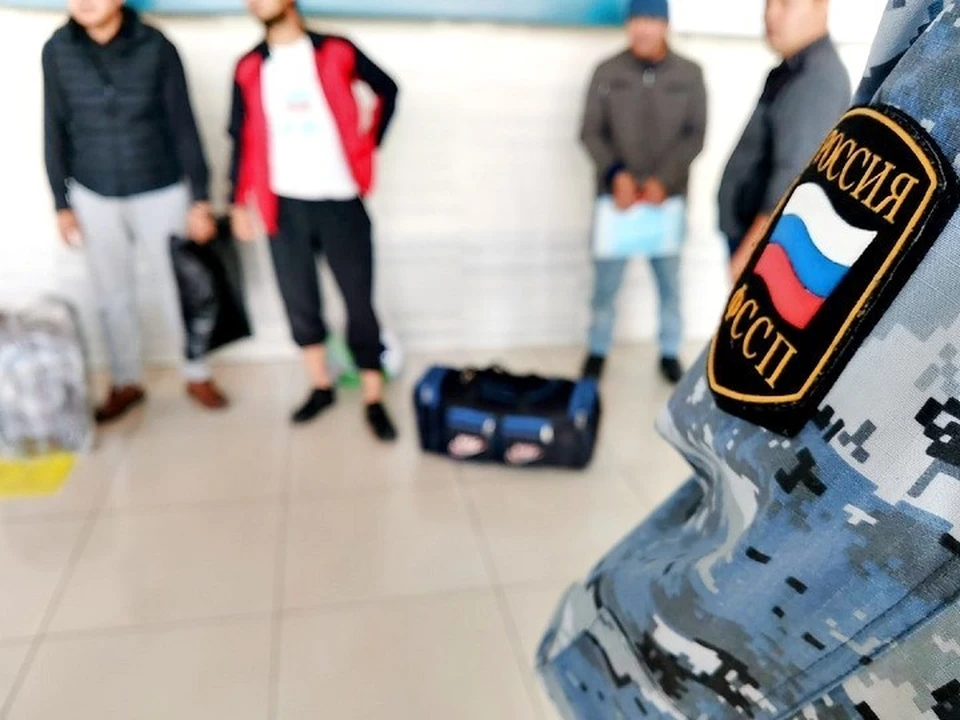 На родину выслали восемь граждан Узбекистана и 13 граждан Таджикистана