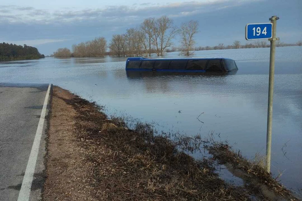 Автобус затонул в талых водах. Фото: Алтайский клуб дайвинга