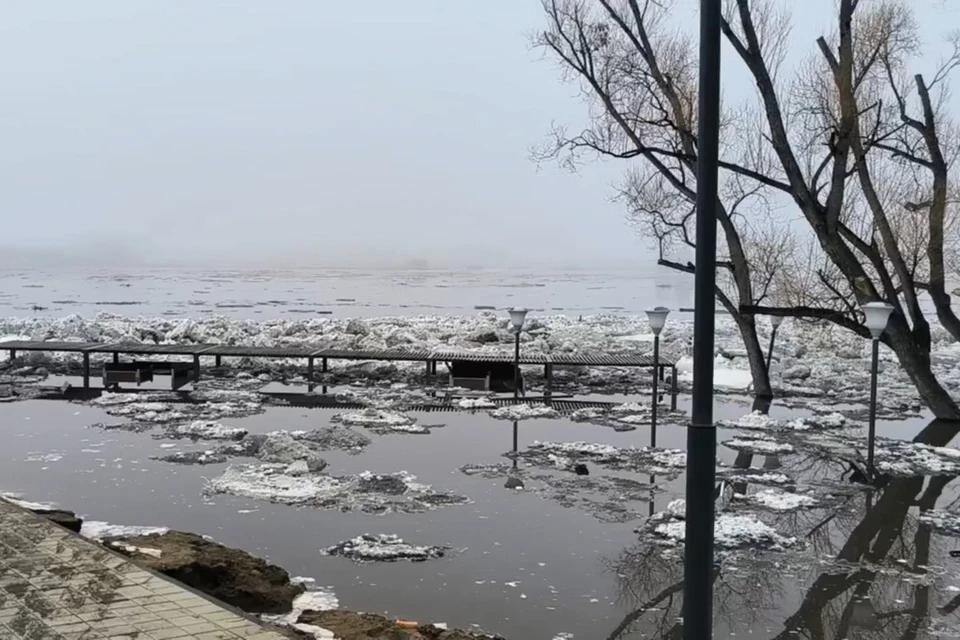 Там, где было место для отдыха, теперь вода и куски льда. Фото: Андрей Морозов, Pchela.news