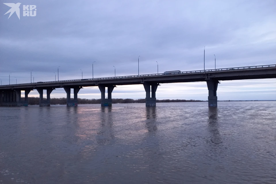 Вечер 4 апреля. Мост через Оку из кузова прорывающегося на большую землю КАМАЗа.