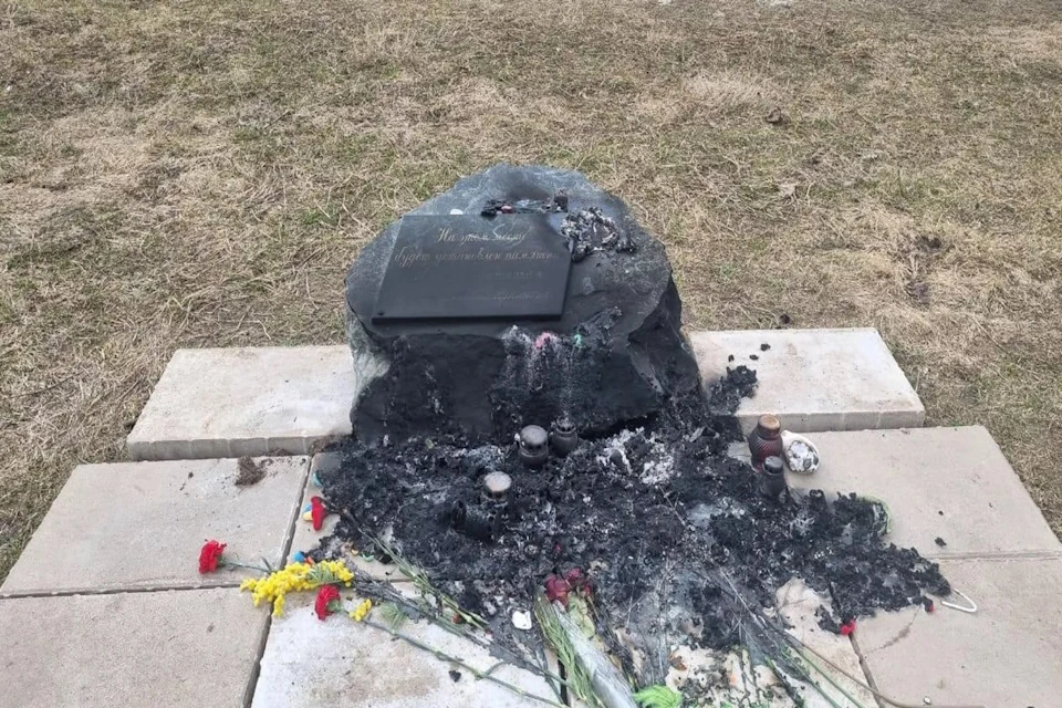 В Новой Москве сгорел народный мемориал в память о жертвах теракта в «Крокусе» Фото: администрация поселения Десеновское