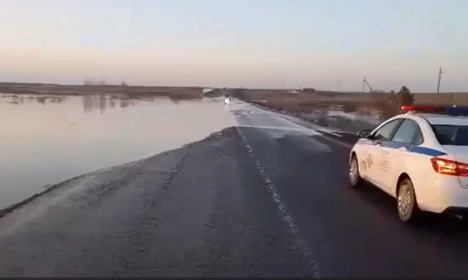 Водителям помогут сотрудники ДПС. Фото: скрин видео УГИБДД по Челябинской области