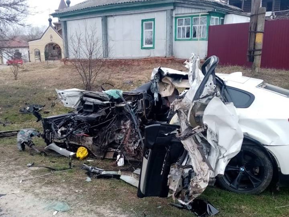 В Воронежской области водитель «БМВ» врезался в дерево и погиб - KP.RU