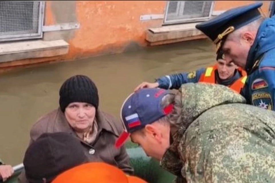 ОДНА С ДВУМЯ порно видео. Смотреть видео ОДНА С ДВУМЯ и скачать на телефон на сайте Volosnya