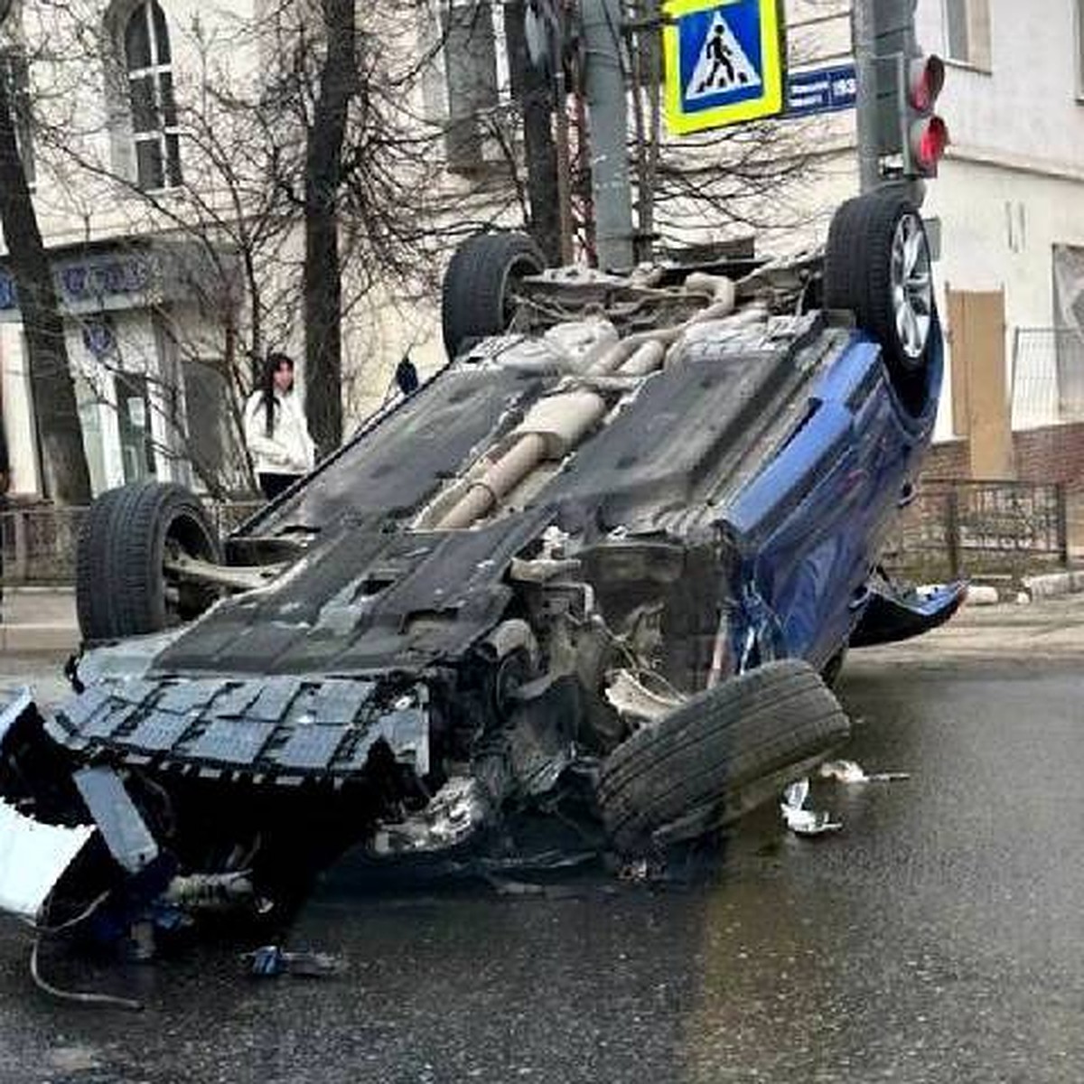 Одна машина перевернулась, у другой оторвало колесо: Две иномарки  столкнулись в центре Нижнего Новгорода - KP.RU