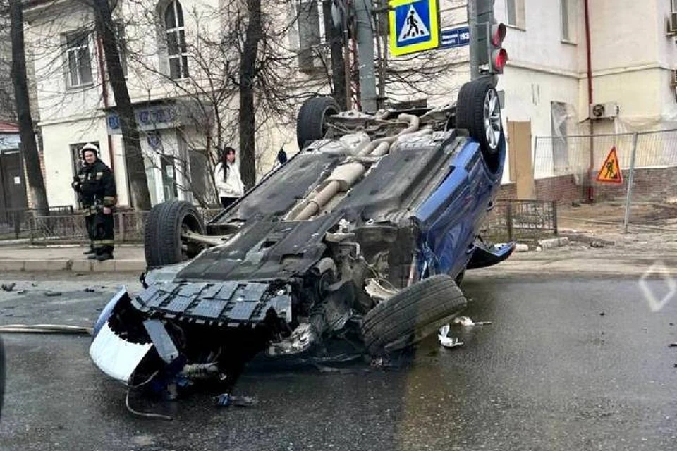 Audi перевернулась и встала на капот. Фото: телеграм-канал «Мой Нижний Новгород»