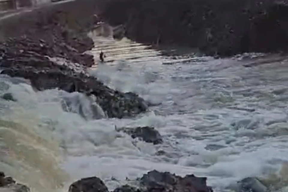 Проезды восстановят после того, как спадет уровень воды. Фото: принтскрин видео ussur_mikh_kray.