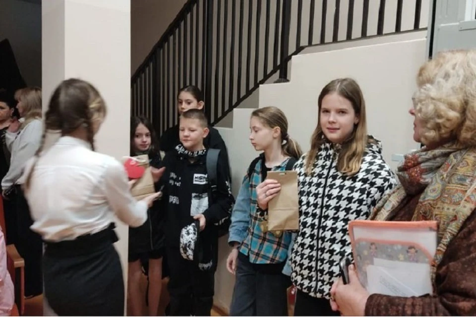 Ученики школы №8 в Ессентуках дарят белгородским детям сувениры. Фото: телеграм-канал главы города Владимира Крутникова