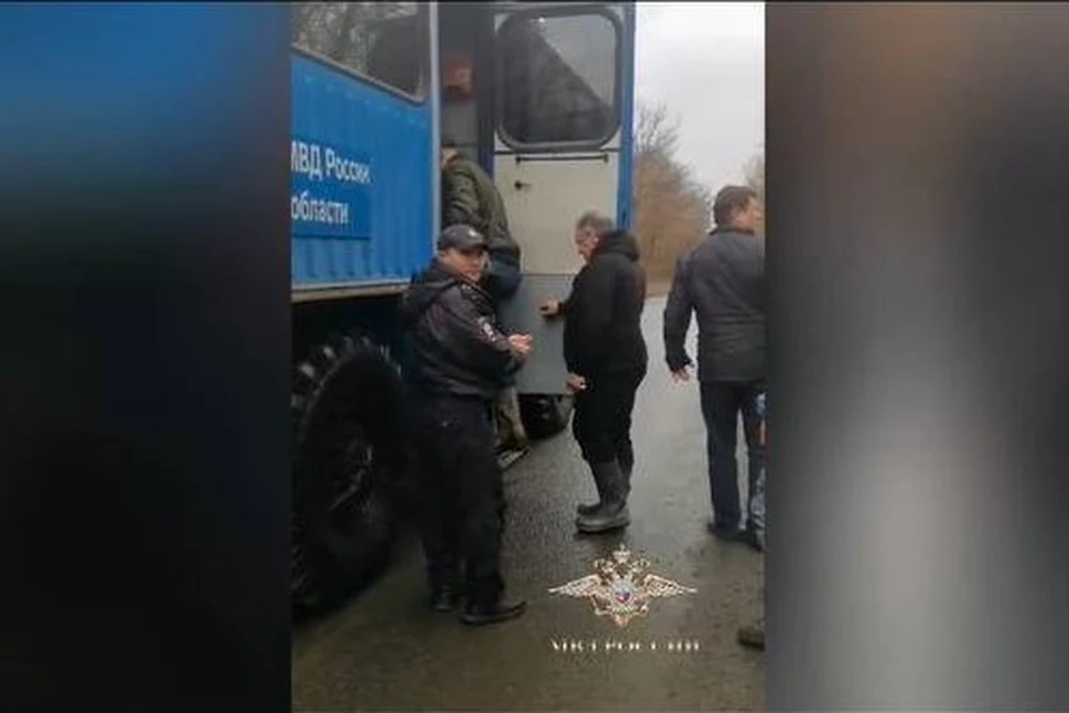 За несколько часов из 20 домов было эвакуировано 30 человек. Фото и видео: МВД России
