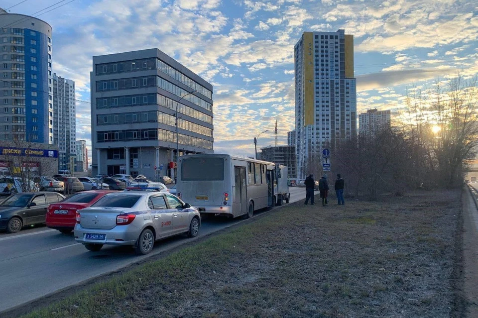 В Екатеринбурге в результате ДТП на улице Репина пострадало два человека. Фото: ГИБДД Свердловской области